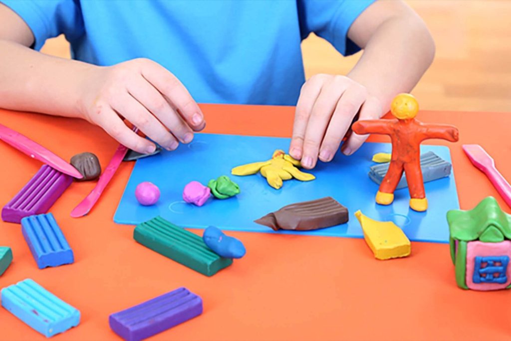 Los beneficios de jugar con plastilina para los niños